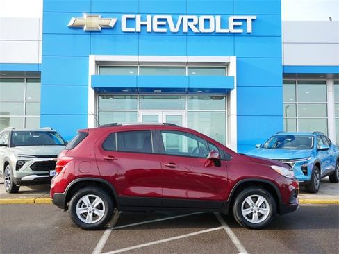 Used 2022 Chevrolet Trax LT w/ LT Convenience Package image 25