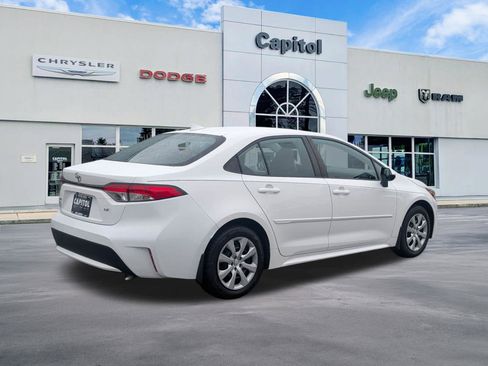 Used 2020 Toyota Corolla LE FWD image 3