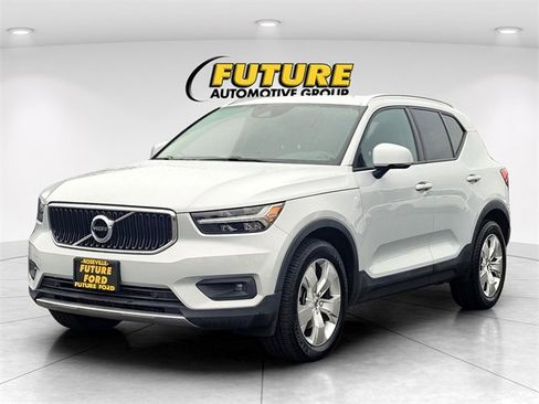 Used 2021 Volvo XC40 T5 Momentum image 8