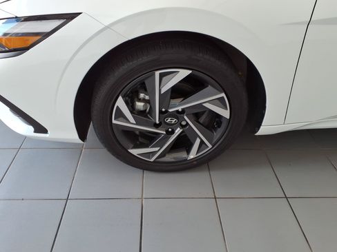 Certified 2025 Hyundai Elantra SEL FWD image 9