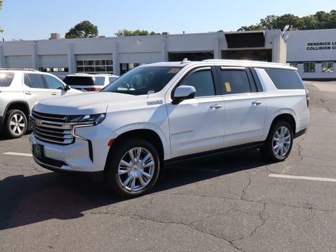 Used 2024 Chevrolet Suburban High Country AWD/4WD image 5