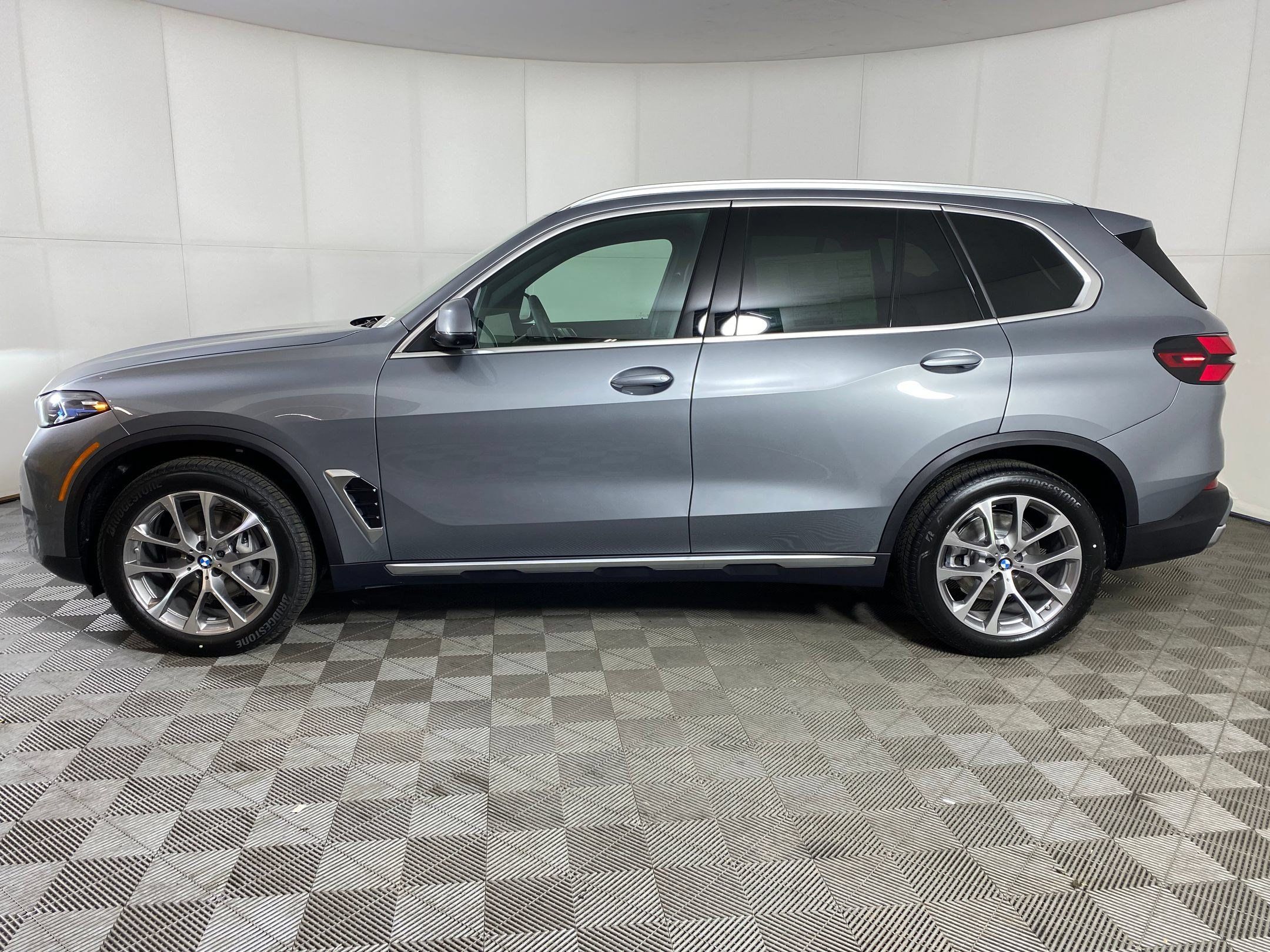 Used 2026 BMW X5 xDrive40i w/ Premium Package AWD/4WD image 2