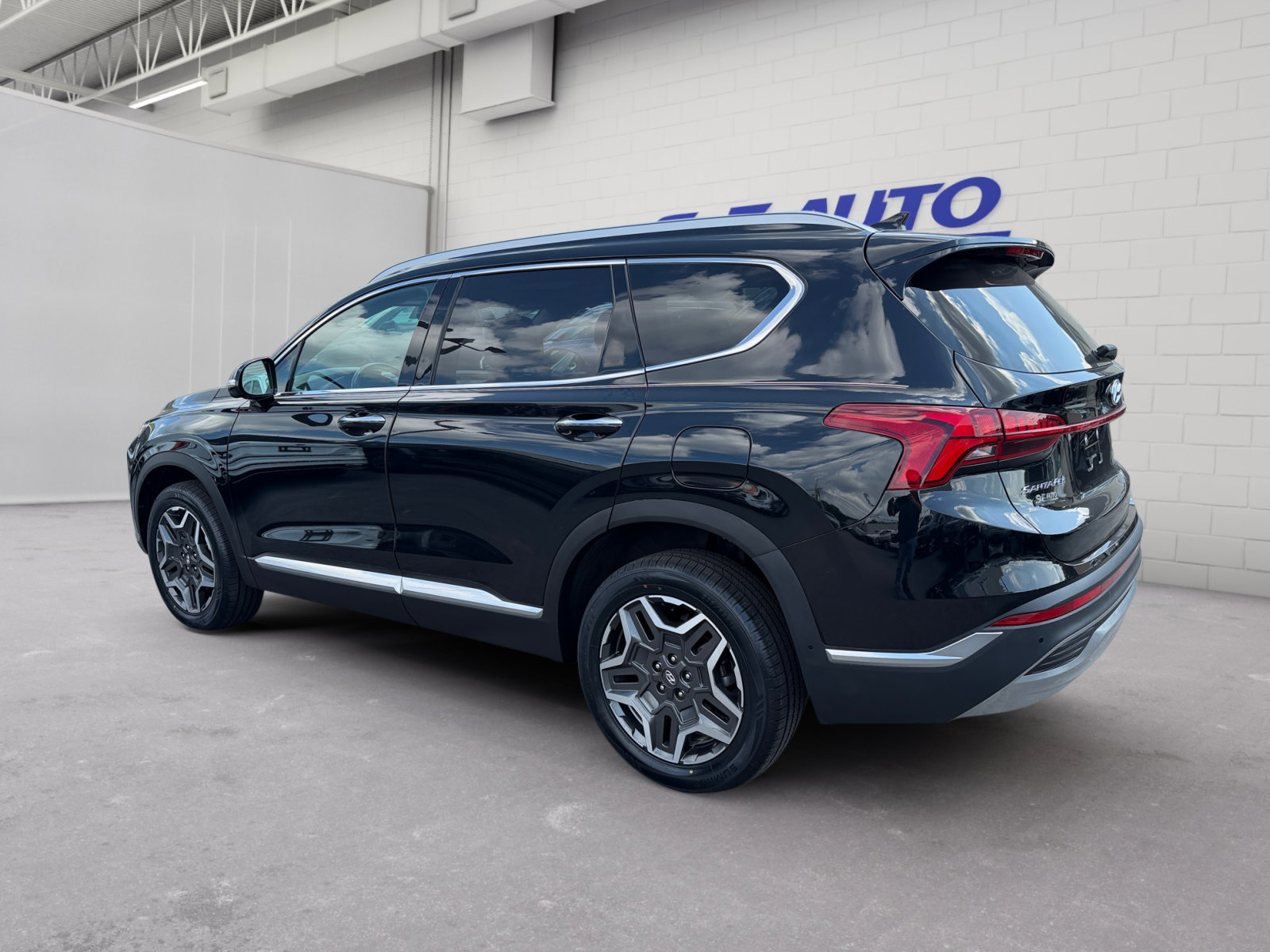 Used 2023 Hyundai Santa Fe Limited w/ Cargo Package AWD/4WD image 3