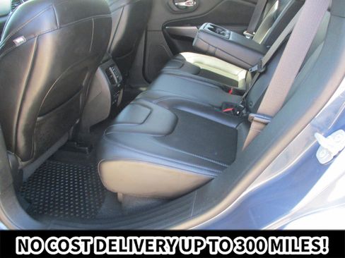 Used 2019 Jeep Cherokee Latitude Plus w/ Cold Weather Group AWD/4WD image 17