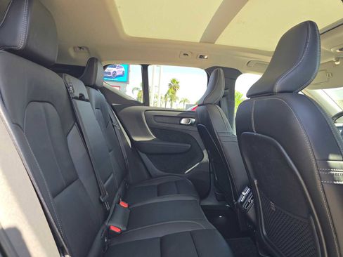 Used 2022 Volvo XC40 T5 Momentum w/ Premium Package AWD/4WD image 12