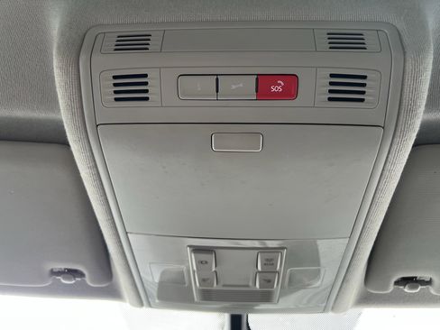 Used 2018 Volkswagen Tiguan SE image 29