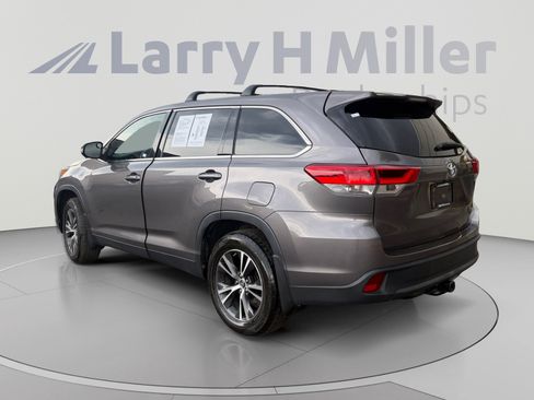 Used 2019 Toyota Highlander LE AWD/4WD image 3