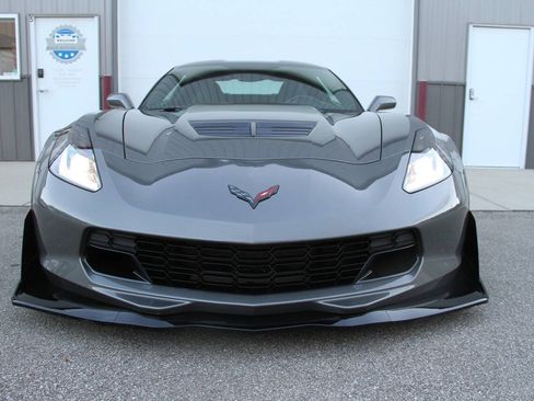 Used 2015 Chevrolet Corvette Z06 w/ 3LZ Preferred Equipment Group RWD image 4