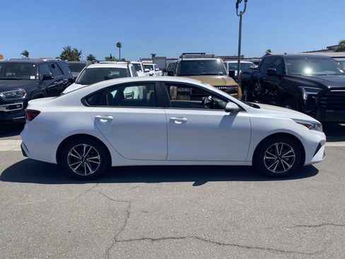 Used 2022 Kia Forte LXS FWD image 2