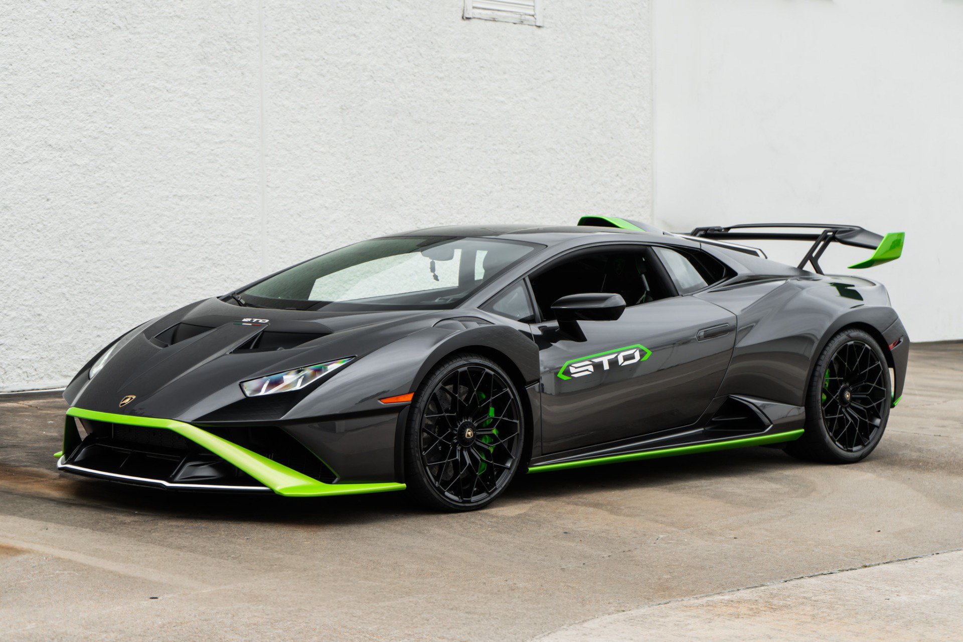 Used 2021 Lamborghini Huracan STO RWD image 8