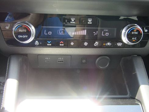 Used 2025 Mitsubishi Outlander 4WD Plug-In Hybrid image 25