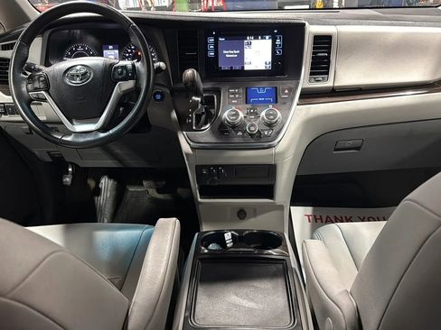 Used 2017 Toyota Sienna XLE w/ XLE Navigation Package FWD image 18
