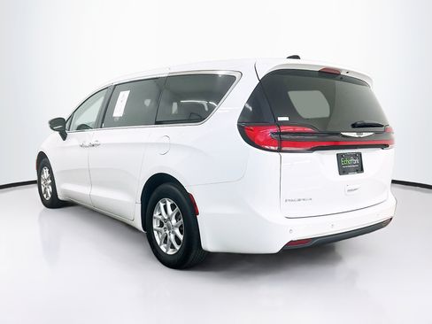 Used 2024 Chrysler Pacifica Touring-L FWD image 5