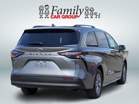 New 2026 Toyota Sienna LE FWD image 4