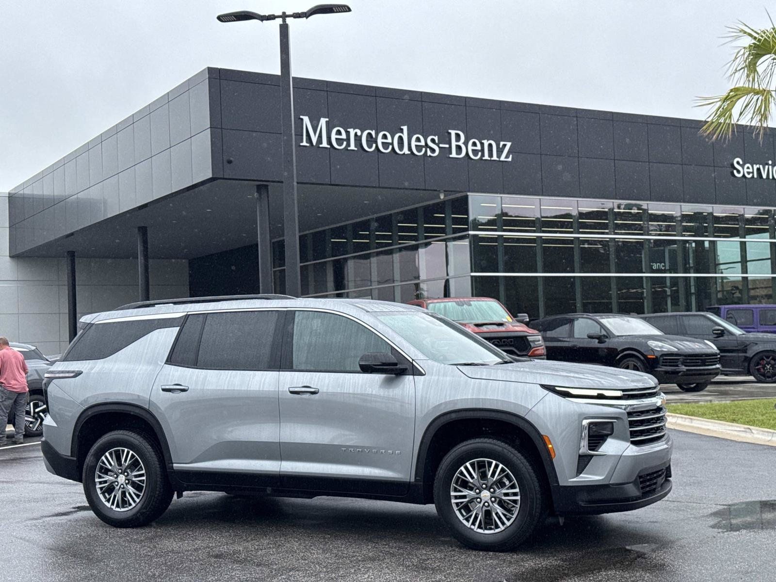 Used 2026 Chevrolet Traverse LT w/ Driver Confidence Package FWD image 1