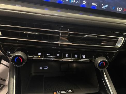 Used 2026 Chevrolet Traverse LT FWD image 23