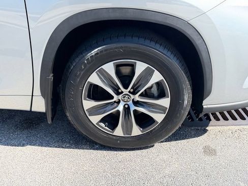 Used 2023 Toyota Highlander XLE FWD image 9