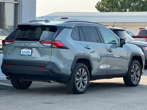 Used 2022 Toyota RAV4 XLE Premium image 4