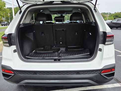 Certified 2025 Volkswagen Taos SE AWD/4WD image 5