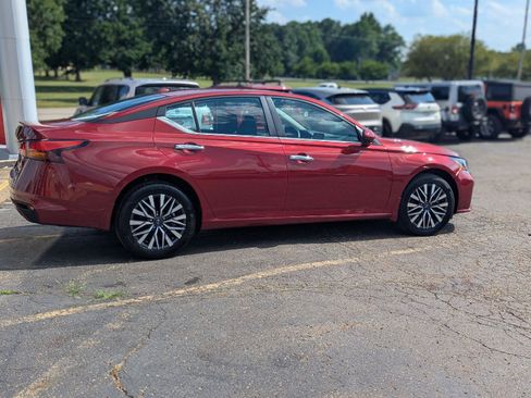 Used 2023 Nissan Altima 2.5 SV AWD/4WD image 11