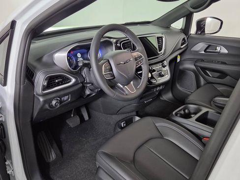New 2025 Chrysler Pacifica Select w/ Fav Edition Package FWD image 14