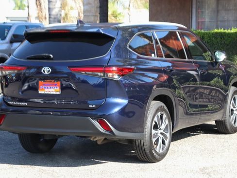 Used 2022 Toyota Highlander XLE FWD image 11