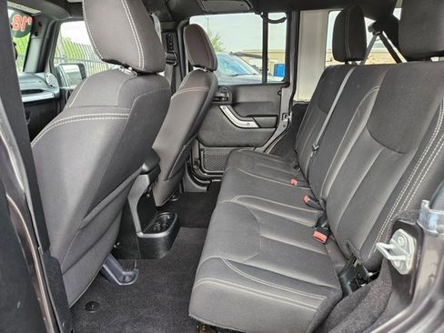 Used 2018 Jeep Wrangler Unlimited Sahara w/ Connectivity Group image 15