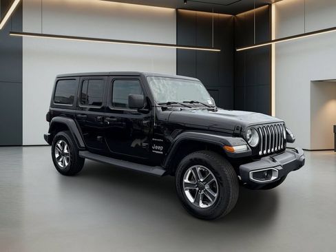 Used 2018 Jeep Wrangler Unlimited Sahara AWD/4WD image 5