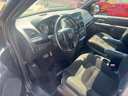 Used 2017 Dodge Grand Caravan SE FWD image 9