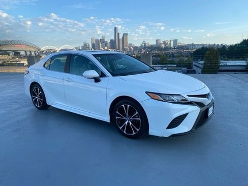 Used 2018 Toyota Camry SE w/ Moonroof Package FWD image 1