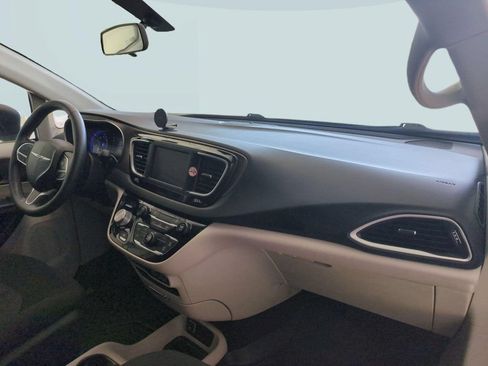Used 2022 Chrysler Voyager LX FWD image 28