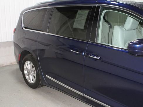 Used 2018 Chrysler Pacifica Touring-L Plus w/ Advanced Safetytec Group FWD image 2