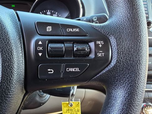 Used 2019 Kia Sedona LX image 34