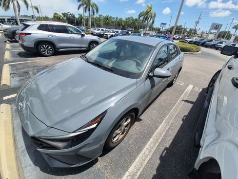 Used 2021 Hyundai Elantra SE FWD image 2