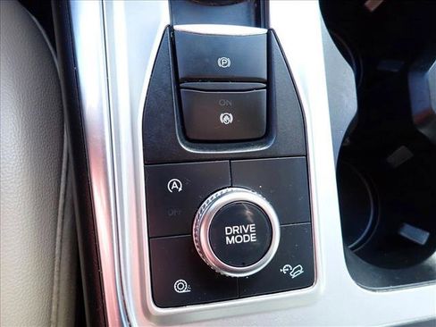 Used 2023 Ford Explorer Limited image 19