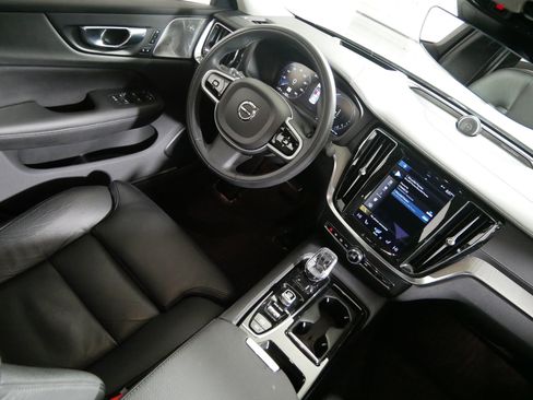 Used 2021 Volvo S60 T8 Inscription w/ Climate Package image 9