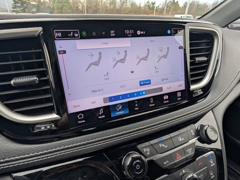 Used 2024 Chrysler Pacifica Select image 20