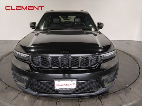 Used 2023 Jeep Grand Cherokee Altitude image 3