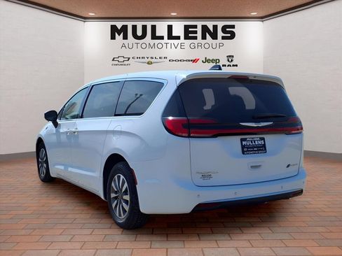Used 2023 Chrysler Pacifica Touring-L FWD image 7