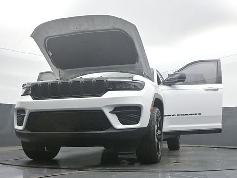 Used 2023 Jeep Grand Cherokee Altitude AWD/4WD image 56