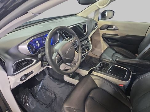 Used 2024 Chrysler Pacifica Touring-L FWD image 21