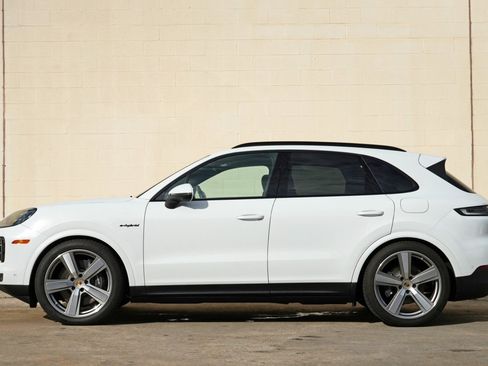 Used 2024 Porsche Cayenne AWD/4WD image 9