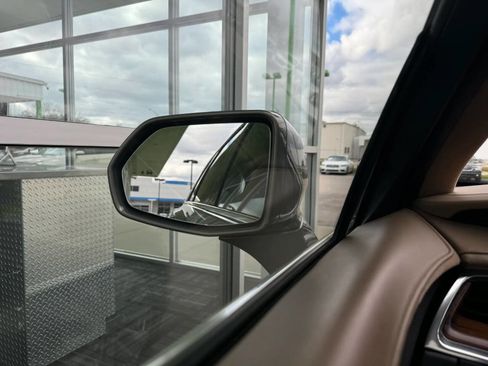 Used 2018 Cadillac XT5 Platinum w/ Driver Assist Package image 9