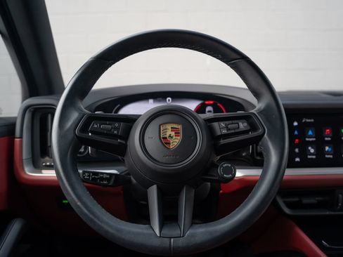 Used 2024 Porsche Cayenne AWD/4WD image 23