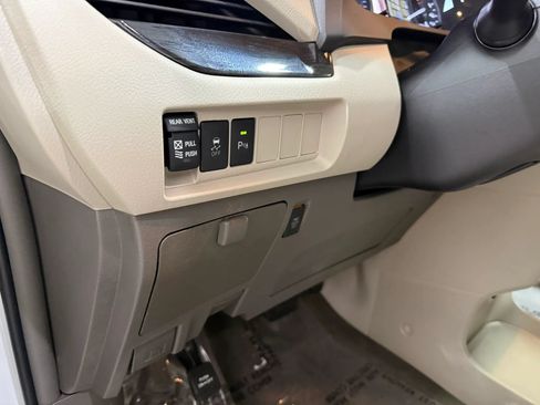 Used 2018 Toyota Sienna XLE w/ XLE Navigation Package FWD image 15