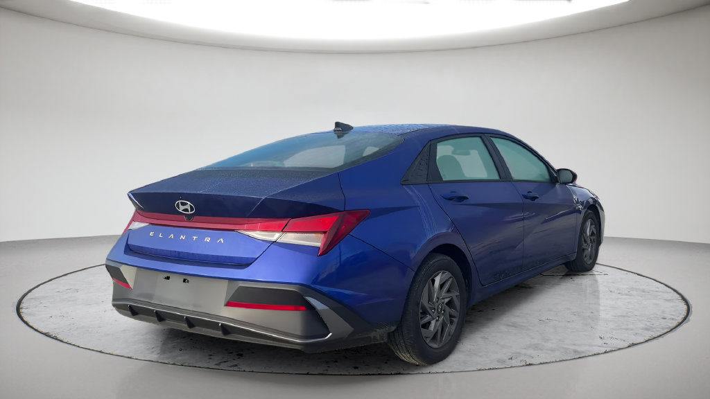 Used 2024 Hyundai Elantra SEL FWD image 7