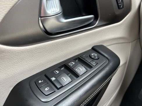 Used 2022 Chrysler Pacifica Touring-L image 12