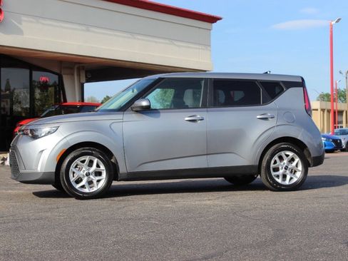 Used 2025 Kia Soul LX w/ LX Technology Package FWD image 6