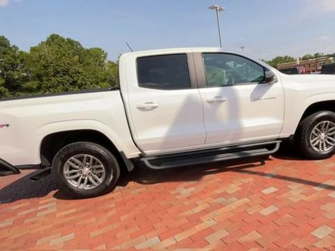 Used 2023 Chevrolet Colorado LT w/ LT Convenience Package II AWD/4WD image 2