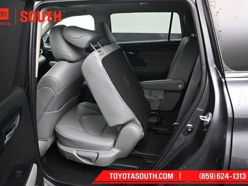 Used 2023 Toyota Highlander XLE AWD/4WD image 32
